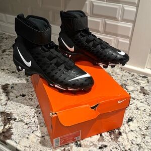 Men’s Nike Force Savage 2 Shark Lineman Cleats. New in the box, Men’s 9.5